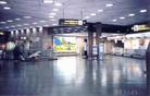 设在济州岛国际机场办理出国登机手续大厅里的法轮功广告, 分外耀眼 2003-12-06