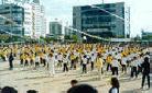 韩国釜山市养云小学高年级中秋节运动会上，以学炼法轮功作为该运动会的闭幕 2001-10-06