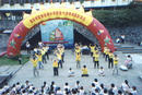 Demonstrating Falun Gong Exercises on the 10th Anniversary Celebration of the Founding of the National Lungsheng Elementary School in Taiwan 