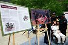 法轮功学员王玉芝在芝加哥联邦广场上演示在中国劳教所里被残忍灌食的亲身经历 2004-05-24--26