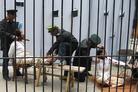 Published on 5/27/2004 On 5/25/04, Chicago practitioners used real-life models and props to display some of the actual methods used by Jiang Group to torture Falun Gong practitioners.

