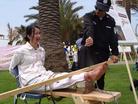 世界反酷刑日, 洛杉矶法轮功学员在圣塔莫尼卡海滨演示大陆法轮功学员被残酷迫害的实景 2004-06-26
