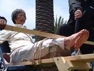 世界反酷刑日, 洛杉矶法轮功学员在圣塔莫尼卡海滨演示大陆法轮功学员被残酷迫害的实景 2004-06-26