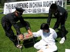 法轮功学员在加州州府前举办酷刑展，强烈谴责江氏集团海外雇凶杀人 2004-07-03