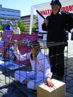 欧洲法轮功学员在芬兰举办酷刑演示,向民众介绍法轮功及中共对法轮功的残酷迫害真相