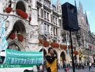2003年10月6日，全球审江大联盟在德国慕尼黑玛丽亚广场集会