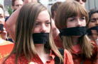 冰岛民众用黑布蒙嘴，以示对政府禁止法轮功学员入境，侵犯其言论自由的抗议