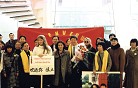 2002年2月26日在中国遭受迫害的法轮功学员林慎立被营救出国抵蒙市机场,妻子及法轮功学员在机场等待