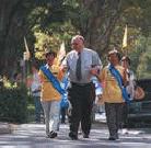 Published on 10/28/2001 加州顶峰报：为自由而步行---吉尔罗伊市长斯普林格支持SOS步行法轮功学员