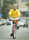Published on 12/20/2002 澳大利亚伊拉瓦拉信使报：声援法轮功的自行车马拉松(图)
