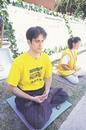 Published on 7/12/2001 世界日报图片：泽农在中国驻多伦多总领馆前静坐
