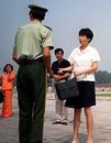 Published on 7/28/2001 路透社图片：一名中国警察在北京天安门广场逮捕了一位法轮功抗议者
