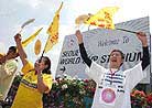 Published on 6/14/2002 美联社图片：法轮功学员在汉城世界杯赛上抗议江泽民在中国迫害法轮功