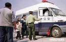 Published on 5/15/2000 路透社：在天安门广场被逮捕的法轮功学员，包括一名男孩。他们被一名便衣警察押往停在一边的警车。