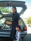 戴志珍女士手捧因修炼法轮功而被迫害致死的丈夫法轮功学员陈承永的骨灰盒参加他的安葬仪式