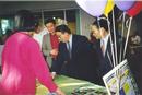 1999年2月, 中国驻加大使和两名参赞关心询问法轮功功法及在加弘传情况, 并鼓励中华文化和法轮功在加拿大发扬光大