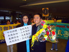 法轮功学员李祥春在机场受到湾区的法轮功学员和朋友们的迎接2006-1-21