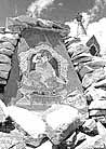「青海嘉那玛尼石堆」共由二十亿块玛尼石组成。图为嘉那玛尼石堆中刻着彩色佛像的经石