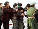 Published on 11/16/1999 Police arrest and beat a Falun Gong practitioner who made a peaceful appeal at Tiananmen Square.