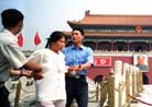Published on 1/13/2001 路透社图片, 在天安门广场和平请愿的法轮功学员被警察抓捕