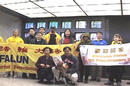华盛顿DC法轮功学员杜旺天安门和平请愿归来, 母亲来接机 02/17/2002