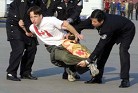 美联社图片：警察非法抓捕在天安门广场和平请愿的加拿大法轮功学员 11/20/2001