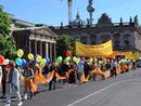 German Practitioners Held Parade to Celebrate Worls Falun Dafa Day on May 13, 2001