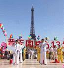 French Practitioners Celebrate World Falun Dafa Day on May 13, 2004