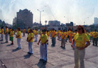 Published on 5/12/2006 秘鲁大法弟子庆祝世界法轮大法日（图）