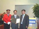 Published on 7/1/2002 Two Falun Dafa Practitioners in Toronto honored by City Government as Outstanding Voluntary Workers on June 25, 2002.