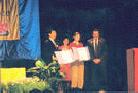 佛州圣彼德堡市市议会褒奖李洪志老师和法轮功 在佛州修炼心得交流会上市议员颁发褒奖状并与会议主持人合影  美国 佛州 2002-12-29