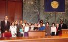 亚特兰大市议会代表市民褒奖“世界法轮大法日”图为市议员与法轮功学员合影  美国 2004-5-17
