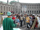 Published on 5/15/2006 奥地利学员维也纳庆祝世界法轮大法日（图）