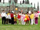 Published on 5/11/2004 图片报导：法轮功学员在渥太华庆祝大法洪传12周年
