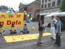 Published on 5/13/2002 图片报道：丹麦大法弟子于5月12日在哥本哈根市中心庆祝世界法轮大法日
