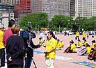 Published on 5/13/2001 Heaven and earth celebrate World Falun Dafa Day.
