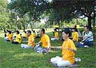 Published on 5/13/2001 Practitioners hold group practice and spread Dafa on May 13, 2001. 