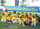 Published on 5/13/2001 Practitioners hold group practice and spread Dafa on May 13, 2001. 