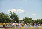 Published on 5/17/2001 Practitioners spread Dafa to the public on the 2nd World Falun Dafa Day.