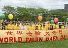 Published on 5/13/2001 Practitioners in Michigan introduce Dafa to the public on 2nd World Falun Dafa Day.