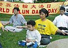 Published on 5/13/2001 Practitioners in Michigan introduce Dafa to the public on 2nd World Falun Dafa Day.