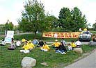 Published on 5/13/2001 Practitioners in Michigan introduce Dafa to the public on 2nd World Falun Dafa Day.
