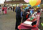 Published on 5/13/2001 Practitioners in Michigan introduce Dafa to the public on 2nd World Falun Dafa Day.