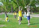 Published on 5/19/2001 Practitioners in Minnesota spread Dafa and clarify the truth on World Falun Dafa Day.
