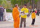 Published on 5/19/2001 Practitioners in Minnesota spread Dafa and clarify the truth on World Falun Dafa Day.