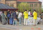 Published on 5/19/2001 Practitioners in Minnesota spread Dafa and clarify the truth on World Falun Dafa Day.
