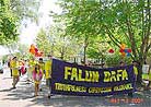 Published on 5/19/2001 Practitioners parade in Asia Festival to spread Dafa.