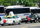 Published on 5/17/2001 Practitioners in Columbus hold a unique car parade, group practice and Fa study to celebrate May 13, 2001.