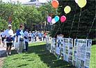 Published on 5/22/2001 Practitioners clarify the truth and promote Dafa in the park to celebrate the ninth anniversary since Master first taught Dafa to the public.