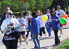 Published on 5/22/2001 Practitioners come to the park to promote Dafa and celebrate 2nd World Falun Dafa Day.